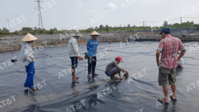 Công nhân hàn bạt HDPE tại công trình bãi rác